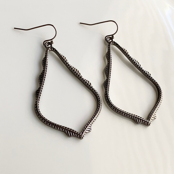 NEW Large Frame Earrings (black) - Picture 4 of 8